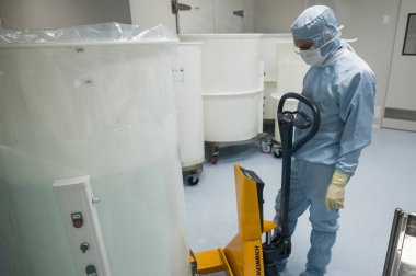 Biyoteknoloji şirketi üretim yeri temiz alanında çalışan personel