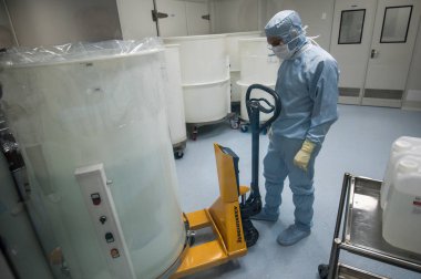 Biyoteknoloji şirketi üretim yeri temiz alanında çalışan personel
