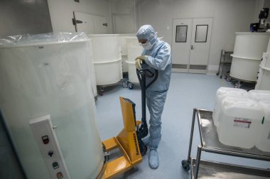 Biyoteknoloji şirketi üretim yeri temiz alanında çalışan personel