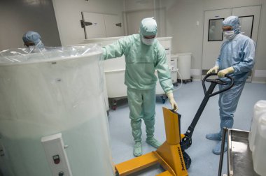 Biyoteknoloji şirketi üretim yeri temiz alanında çalışan personel