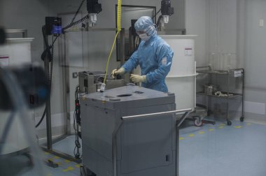 Biyoteknoloji şirketi üretim yeri temiz alanında çalışan personel