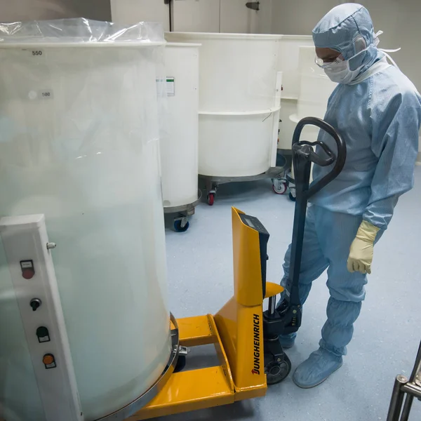 Biyoteknoloji şirketi üretim yeri temiz alanında çalışan personel