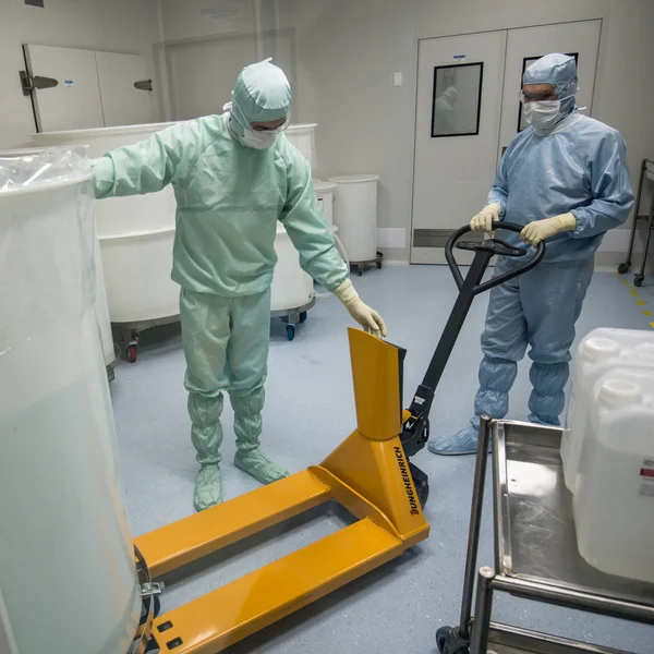 Biyoteknoloji şirketi üretim yeri temiz alanında çalışan personel