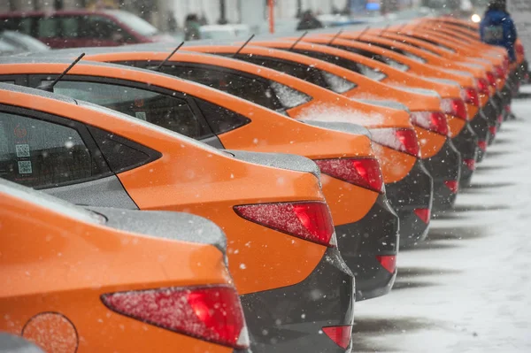 Partilha de carros - a abertura de um novo serviço de aluguer de automóveis por minuto — Fotografia de Stock