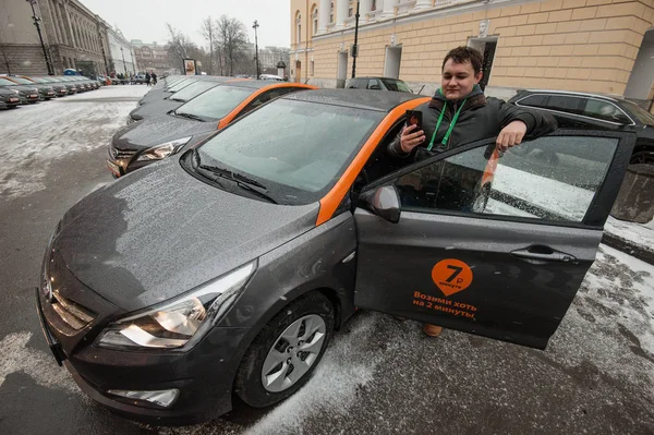 Cars-sharing - открытие нового сервиса проката автомобилей за минуту — стоковое фото