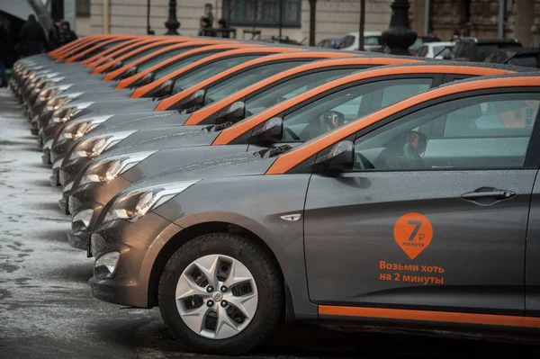 Cars-sharing - открытие нового сервиса проката автомобилей за минуту — стоковое фото