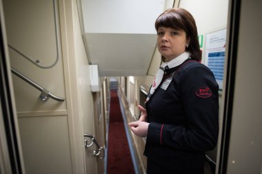 Saint-Petersburg, Rusya - 1 Şubat 2015: St. Petersburg-Moskova kondüktör treni kalkış güzergahına giden yolcular için arabayı hazırlıyor.