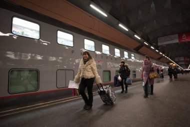 Saint-Petersburg, Rusya - 1 Şubat 2015: St. Petersburg-Moskova treni kalkmadan önce istasyondaki yolcular