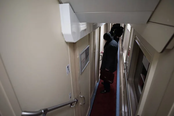 Passengers on the train the next bunk corridor — Stock Photo, Image