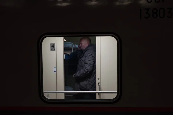 San Petersburgo Rusia Febrero 2015 Una Mujer Conductora Tren Pie — Foto de Stock