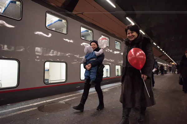 San Petersburgo Rusia Febrero 2015 Pasajeros Estación Antes Salida Del — Foto de Stock