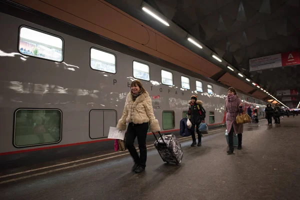 San Petersburgo Rusia Febrero 2015 Pasajeros Estación Antes Salida Del — Foto de Stock