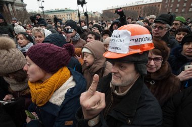 Bir toplantı St. Isaac'ın Cathedr transferini karşı protesto
