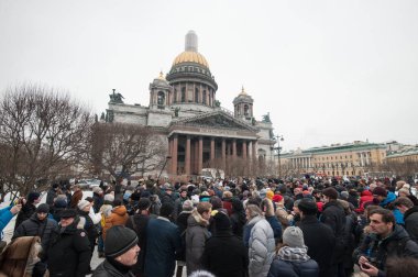 Bir toplantı St. Isaac'ın Cathedr transferini karşı protesto