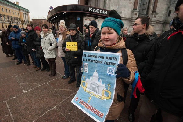 Мітинг протесту проти передачі Ісаакіївський Cathedr — стокове фото