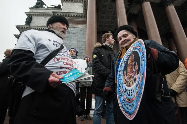 Мітинг протесту проти передачі Ісаакіївський Cathedr — стокове фото