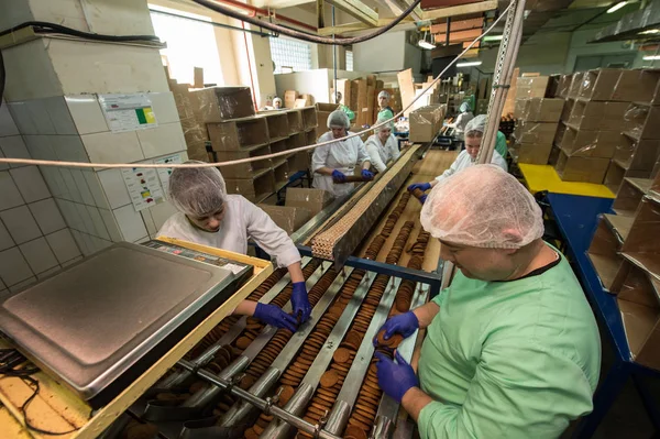 Veel zoete taart fabriek massale voedselproductie — Stockfoto