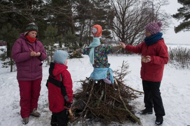 Saint-Petersburg, Rusya-26 Şubat 2017: İnsanlar Finlandiya Körfezi kıyısında Shrovetide geleneksel kutlama kutluyor. Effigies kış ve bahar bölen bir sembolü olarak yazma.