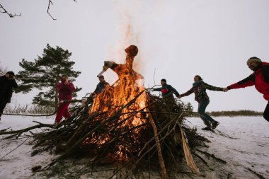 Saint-Petersburg, Rusya-26 Şubat 2017: İnsanlar Finlandiya Körfezi kıyısında Shrovetide geleneksel kutlama kutluyor. Effigies kış ve bahar bölen bir sembolü olarak yazma.