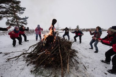 Saint-Petersburg, Rusya-26 Şubat 2017: İnsanlar Finlandiya Körfezi kıyısında Shrovetide geleneksel kutlama kutluyor. Effigies kış ve bahar bölen bir sembolü olarak yazma.