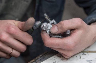 Saint-Petersburg, Rusya-21 Şubat 2017: küçük gruplar kalaylı figürler üreten küçük bir fabrika. Master temiz savaşçı heykelcik çapak
