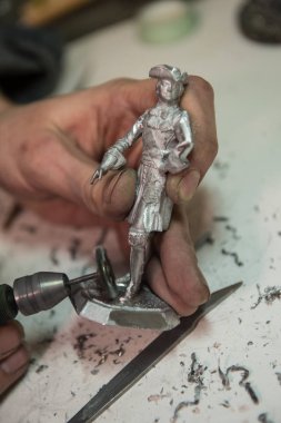 Saint-Petersburg, Rusya-21 Şubat 2017: küçük gruplar kalaylı figürler üreten küçük bir fabrika. Master temiz savaşçı heykelcik çapak