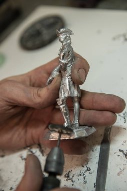 Saint-Petersburg, Rusya-21 Şubat 2017: küçük gruplar kalaylı figürler üreten küçük bir fabrika. Master temiz savaşçı heykelcik çapak