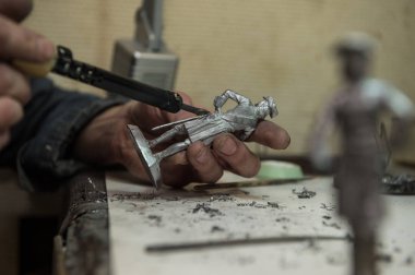 Saint-Petersburg, Rusya-21 Şubat 2017: küçük gruplar kalaylı figürler üreten küçük bir fabrika. Master bir havya ile lekeleri döküm sonra kaldırır.
