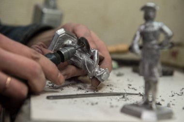 Saint-Petersburg, Rusya-21 Şubat 2017: küçük gruplar kalaylı figürler üreten küçük bir fabrika. Master temiz savaşçı heykelcik çapak