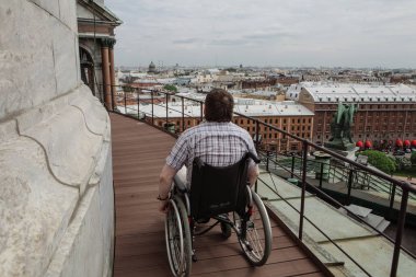 Saint-Petersburg, Rusya-22 Nisan 2014: Cathedral St. Isaac'ın bir özellikle-den yapılmış kaldırma için bir rampa ile donatılmıştır görüntüleme turizm alanında tekerlekli sandalye kullananlar için