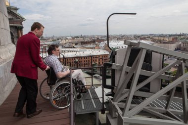 Saint-Petersburg, Rusya-22 Nisan 2014: Cathedral St. Isaac'ın bir özellikle-den yapılmış kaldırma için bir rampa ile donatılmıştır görüntüleme turizm alanında tekerlekli sandalye kullananlar için