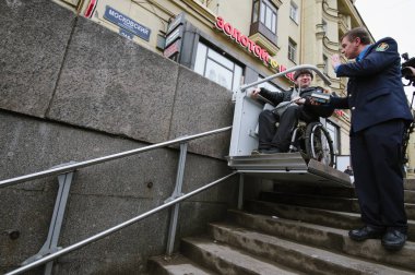 Yeraltı çalışan Engelli kişiye yardım ediyor