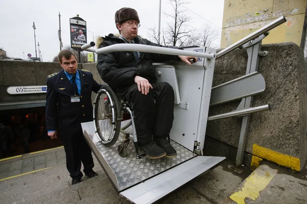 Saint Pétersbourg Russie Mars 2017 Travailleur Métro Aide Personne Handicapée — Photo