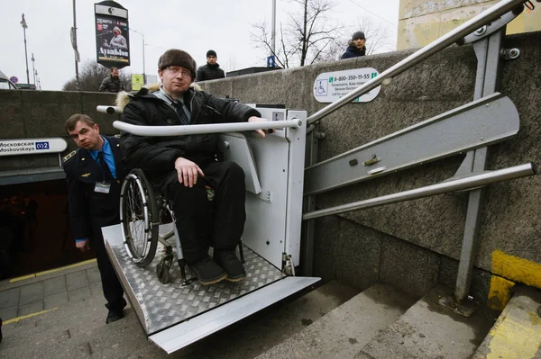 San Petersburgo Rusia Marzo 2017 Trabajador Del Metro Está Ayudando — Foto de Stock