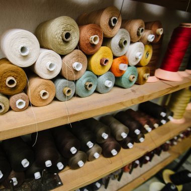 Raflar ile iplik fabrika şapka imalatı için