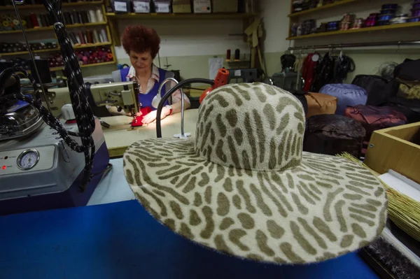 Fabrika şapka imalatı için.