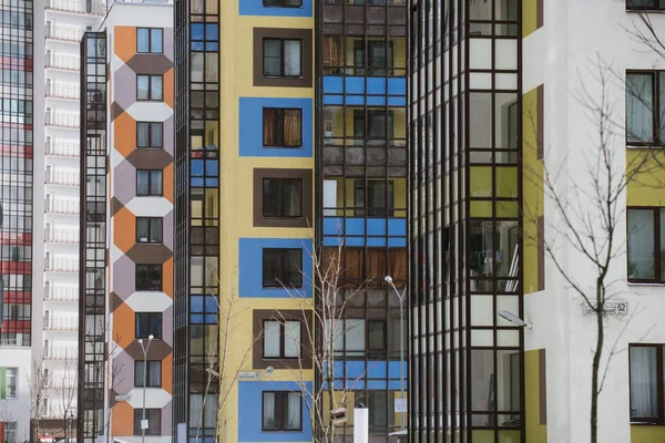 Multi-színes falak lakóházak. — Stock Fotó