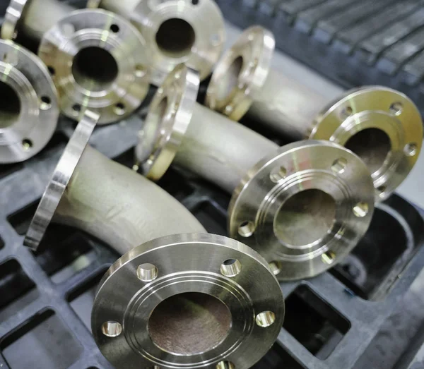 St. Petersburg, Rusya Federasyonu - 13 Şubat 2010: Armalit fabrika gemi armatür gemi inşa şirketler için üretir. Üretim satırında işleme sonra bağlantı boruları.