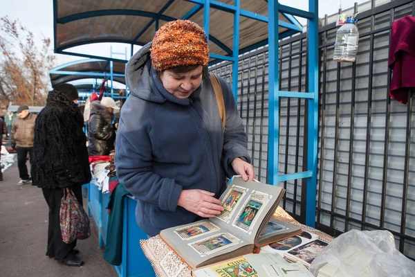 Mercado de pulgas en San Petersburgo — Foto de Stock