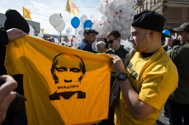 St. Petersburg, Rusya Federasyonu - 1 Mayıs 1917: Halk Nevsky Prospekt'e Mayıs günü siyasi gösteri sırasında poster, sloganlar ve siyasi figürler portreleri ile yürüyüşe.
