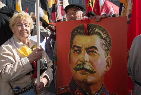 Citizens in the political May Day demonstration — Stock Photo, Image