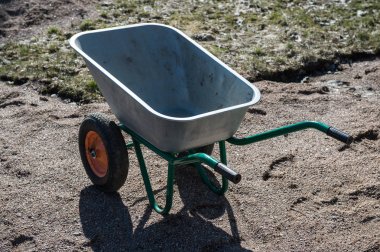 boş bahçe iki tekerlekli metal el arabası