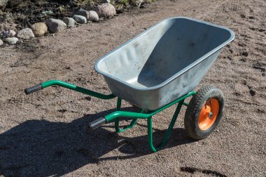 boş bahçe iki tekerlekli metal el arabası