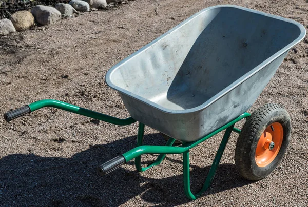 Jardín vacío carretilla de metal de dos ruedas — Foto de Stock