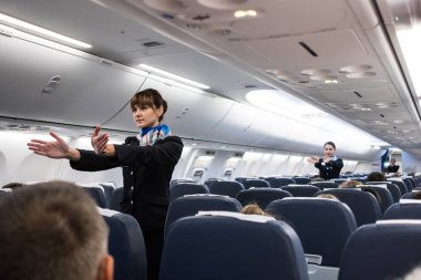 St. Petersburg, Rusya Federasyonu - 16 Ekim 2017: Boeing 737-800 yolcu uçağının kabinindeki hostesler yolculara güvenlik önlemleri ve acil durum için talimat verdiler