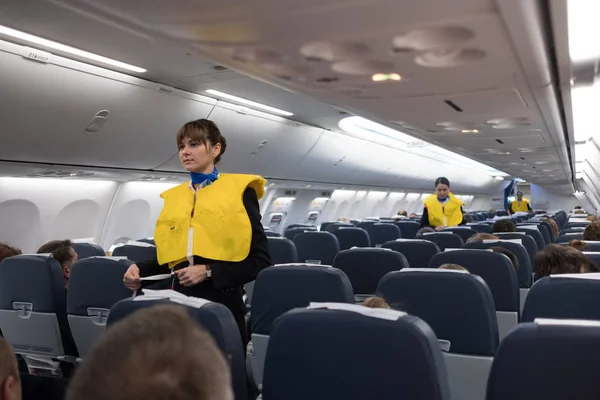 Брифинг по безопасности на борту самолета — стоковое фото
