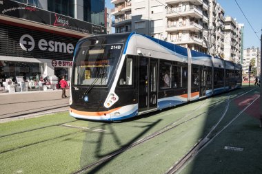 Sarampul Caddesi üzerinde yapay halı
