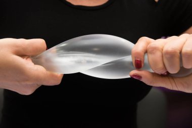 Silikon implant kadın göğüsleri