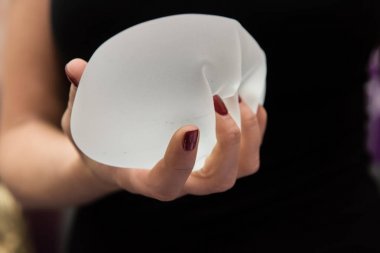 Silikon implant kadın göğüsleri