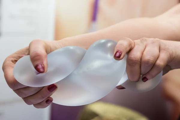 Implante de silicona senos de las mujeres — Foto de Stock